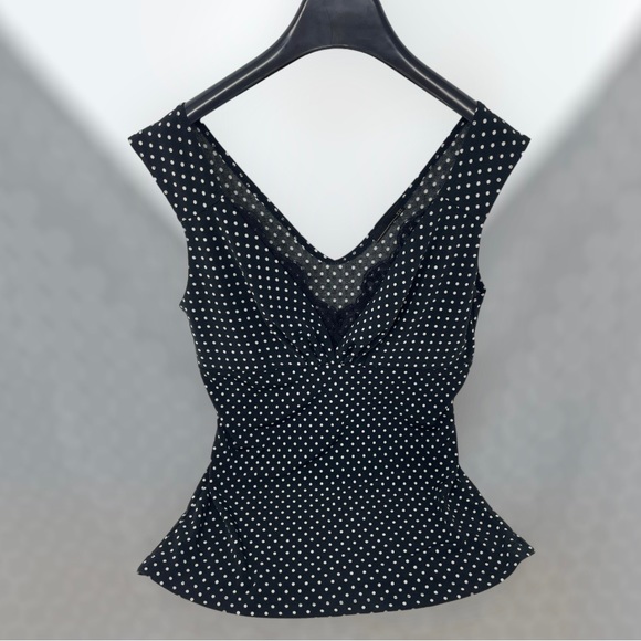 🛍️FINAL SALE🛍️ XXI Black & White Polka Dot Sleeveless V-neck w/ Lace Trim Blouse - Picture 4 of 7